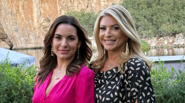 Όλγα Κεφαλογιάννη: Εντυπωσιάζει ως καλεσμένη σε γάμο - Με ροζ κομψή δημιουργία