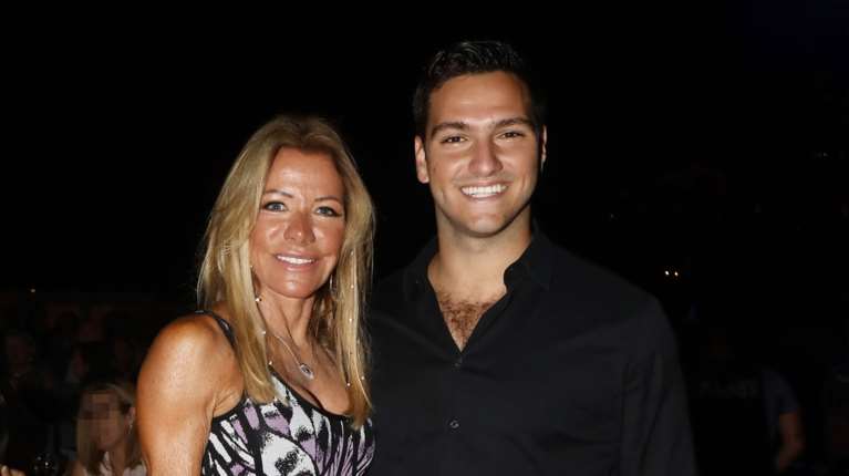 Η Εριέττα Κούρκουλου Λάτση και ο Φίλιππος Κούρκουλος σε ένα οικογενειακό κλικ με τον γιο της Εριέττας, Νίκο