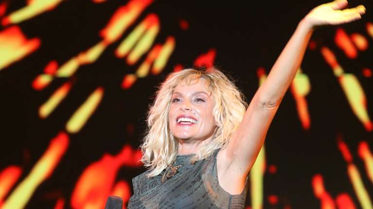 Στην ψαρόβαρκα η Ελεονώρα Ζουγανέλη - &quot;Τα δίχτυα στοιβάζονται, τα φώτα ανάβουν δειλά&quot;