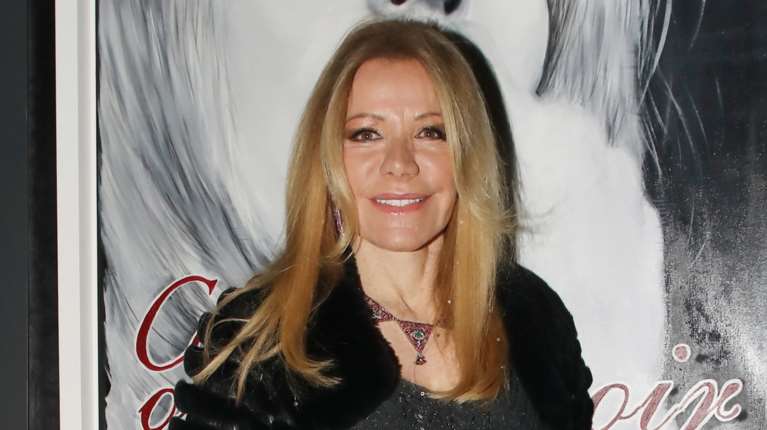 Η Μαριάννα Λάτση χαμογελαστή στο show του Τάκη Ζαχαράτου και της Έλενας Παπαρίζου