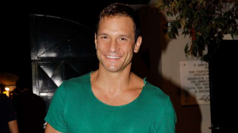 Ο Ευθύμης Ζησάκης επέστρεψε στο &quot;Σόι σου&quot;: Εικόνες από τα γυρίσματα