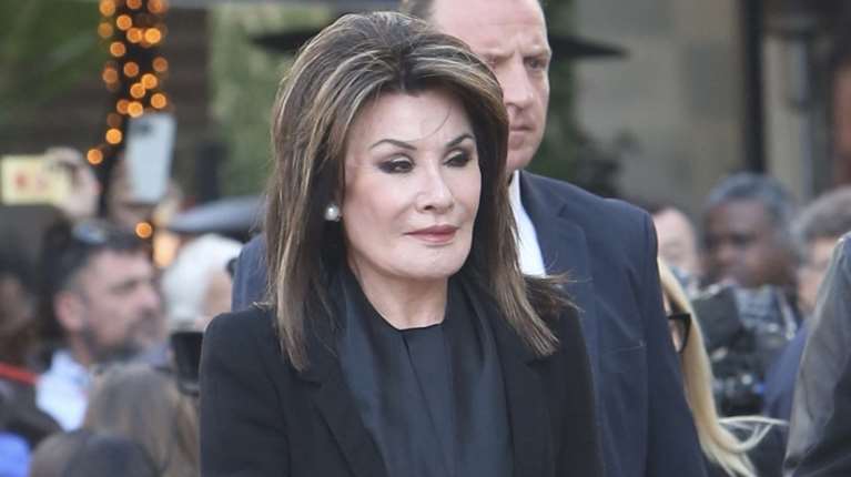 Συγκινημένη στην κηδεία του Κώστα Σημίτη η Γιάννα Αγγελοπούλου: Το πένθιμο look της στη Μητρόπολη