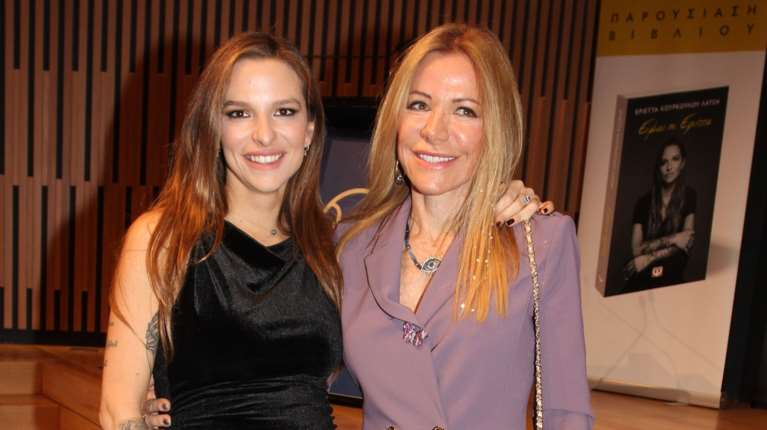 Η Εριέττα Κούρκουλου Λάτση οικογενειακώς στον κινηματογράφο - Το ντύσιμο του μικρού Νίκου για τη βροχή