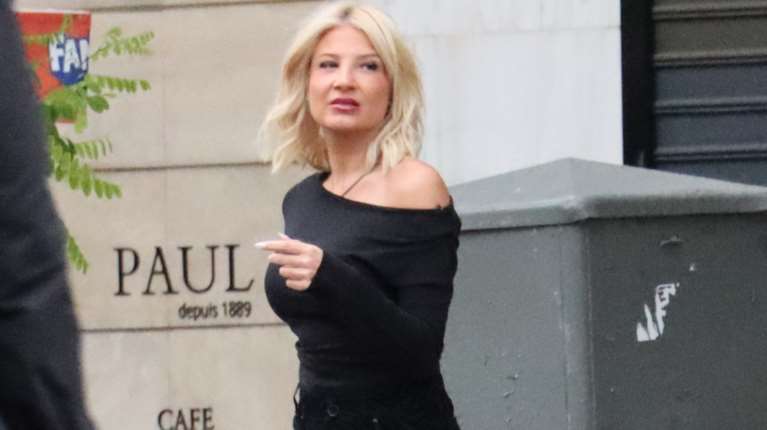 Φαίη Σκορδά: Stylish στο κέντρο της Αθήνας