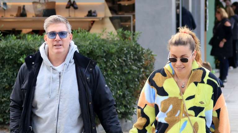 Λέων Πατίτσας- Μαριέττα Χρουσαλά: Χαλαρή εξόρμηση για το ζευγάρι στη Γλυφάδα