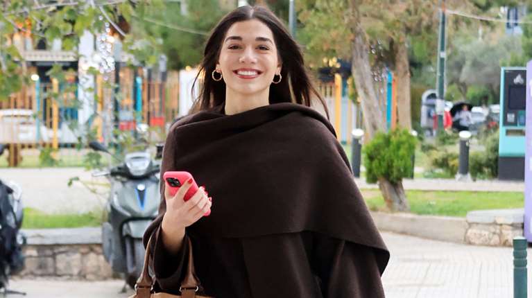 Chic στο κρύο η Μελίνα Νικολαΐδη: Φόρεσε την απόχρωση του φετινού χειμώνα