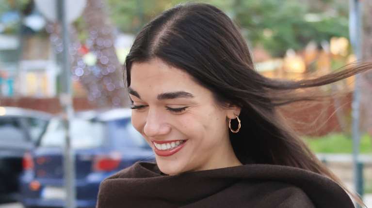 Μελίνα Νικολαΐδη: Σικ, με total brown look σε χαλαρή βόλτα στα νότια προάστια