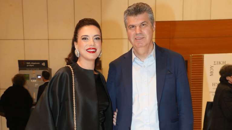 Η Φωτεινή Δάρρα με τον σύζυγό της στο Μέγαρο Αθηνών - Κλασική κομψότητα