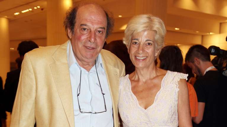 Μανούσος Μανουσάκης: Είμαστε ακόμα δίπλα ο ένας με τον άλλον απλώς με άλλη μορφή, λέει η σύζυγός του