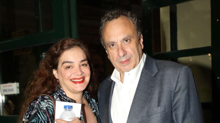 Μπρέμπου - Χωμενίδης: Βραδινή εμφάνιση σε θεατρική πρεμιέρα - Το βελούδινο σακάκι της ηθοποιού