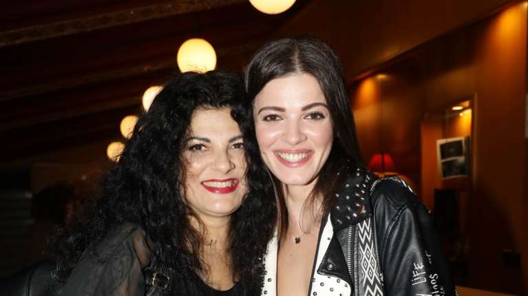 Η Τζένη Καζάκου στη θεατρική πρεμιέρα της μητέρας της, Τάνιας Τρύπη