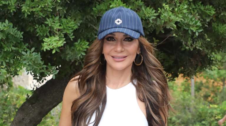 Δέσποινα Βανδή: Super stylish στο ατελιέ της Σήλιας Κριθαριώτη στην Πλάκα