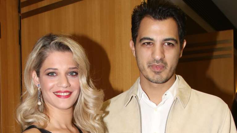 Η Τζένη Θεωνά και ο Δήμος Αναστασιάδης μας ανοίγουν το σαλόνι τους - Με 70s επιρροές