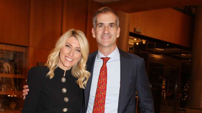 Με coat dress η Σία Κοσιώνη σε χριστουγεννιάτικο δείπνο - Στο πλευρό του Κώστα Μπακογιάννη