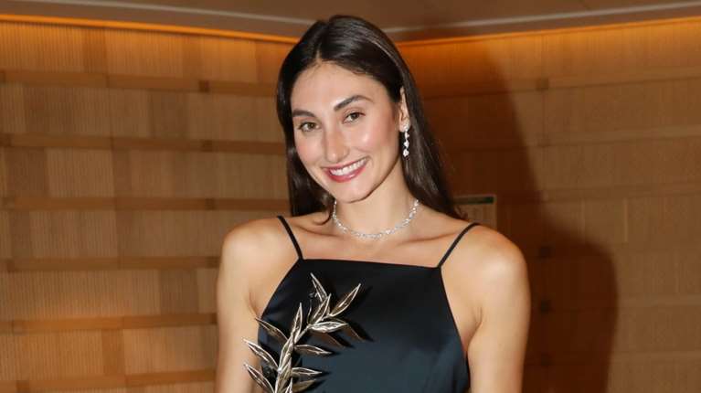 Ευαγγελία Πλατανιώτη: Μια κούκλα στο Μέγαρο Μουσικής - Το μικρό μαύρο φόρεμα που συνδύασε με λαμπερά κοσμήματα