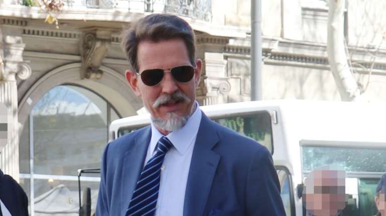 Παύλος Ντε Γκρες: Mια ασπρόμαυρη φωτογραφία και πέντε λέξεις για τα δύο χρόνια από τον θάνατο του τέως βασιλιά Κωνσταντίνου