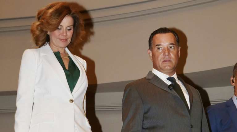 Στα λευκά η Ευγενία Μανωλίδου στο πλευρό του Άδωνι Γεωργιάδη - Μαζί τους 11χρονος γιος τους, Αλκαίος