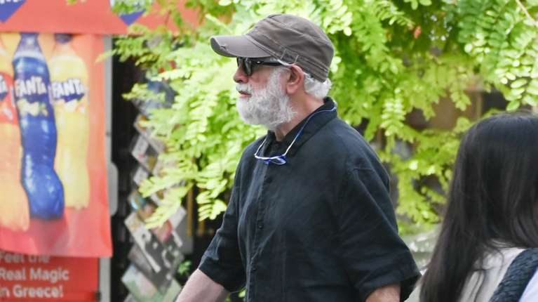 O Πέτρος Φιλιππίδης στο κέντρο της Αθήνας - Η νέα εικόνα του