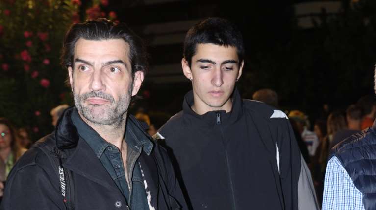 Ο Νίκος Κουρής με τον γιο του, Πέτρο στη συναυλία του Ρόμπι Γουίλιαμς