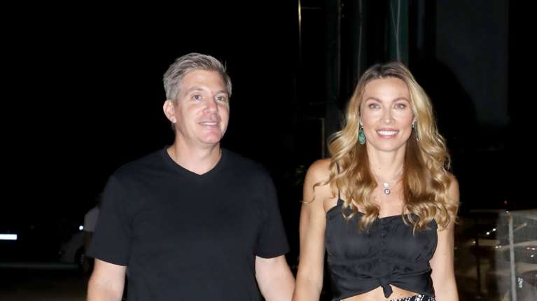 Η Μαριέττα Χρουσαλά στην αγκαλιά του Λέοντα Πατίτσα: Το σπάνιο κλικ από το πάρτι του εφοπλιστή