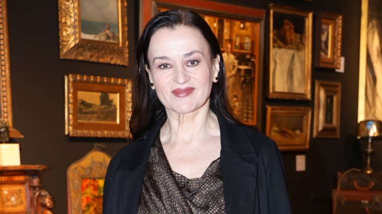 Διαχρονική κομψότητα: Η Καρυοφυλλιά Καραμπέτη επιβλητική και πανέμορφη σε εγκαίνια έκθεσης