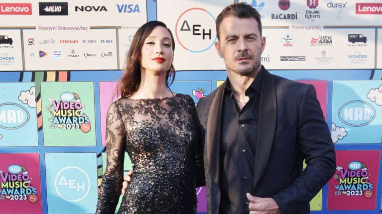 "Έλιωσε" το Instagram ο Γιώργος Αγγελόπουλος: Ταΐζει την κόρη του σε παραλία της Σκιάθου [εικόνα]