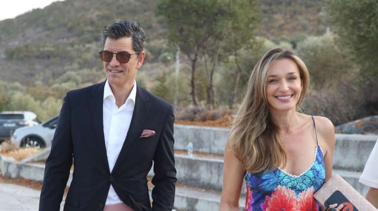 Ο Σάκης Ρουβάς σε παραδοσιακή ταβέρνα στην Ύδρα