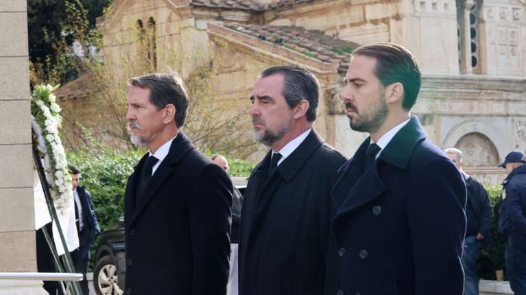 Συγκινημένοι οι Ντε Γκρες: Ο Παύλος, ο Νικόλαος και ο Φίλιππος ακολουθούν η σορό της πριγκίπισσας Ειρήνης
