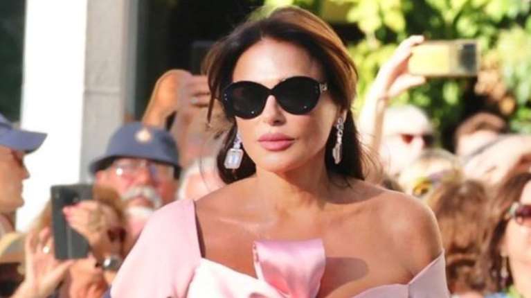 H Σήλια Κριθαριώτη με off shoulder δημιουργία στο πάρτι του Λέοντα Πατίτσα