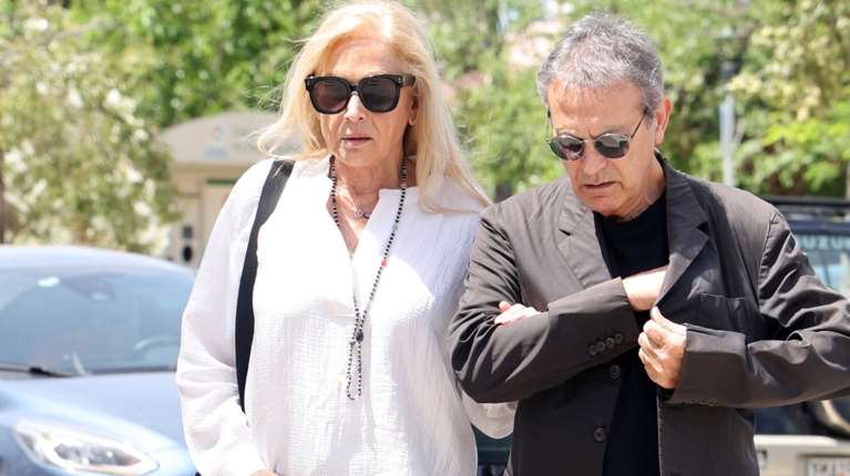 Γιώργος και Άννα Νταλάρα: Βόλτες στο Βερολίνο - Το πατίνι της συζύγου του ερμηνευτή