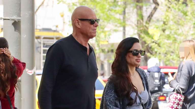 Παντρεύεται ο Τζώνη Καλημέρης - Η μελαχρινή καλλονή που του έκλεψε την καρδιά