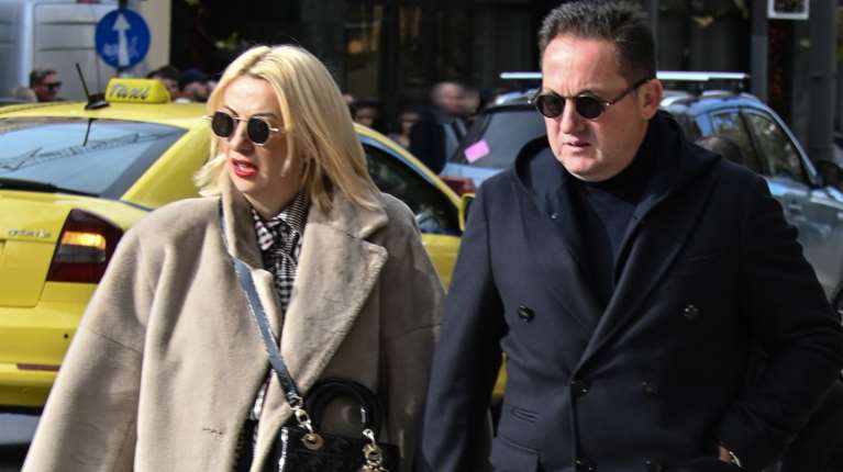 Στέλιος Πέτσας: Βόλτα στο κέντρο της Αθήνας με τη σύζυγό του, Βασιλική Τσόγκα