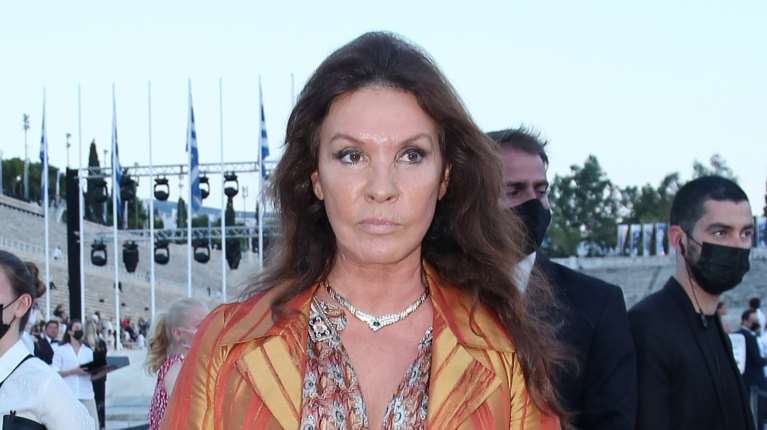 Βάνα Μπάρμπα: Λαμπερή σε βραδινή εμφάνισή στην Πλάκα μετά την περιπέτεια με το εγκεφαλικό
