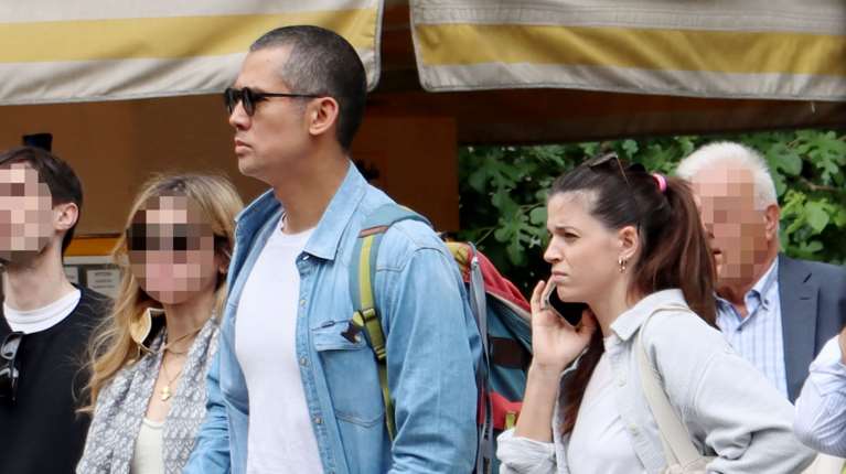 Σωτήρης Κοντιζάς: Φωτογραφίζει τη σύζυγό του Δέσποινα στην κουζίνα με t-shirt, κολάν και ατημέλητα πιασμένα μαλλιά