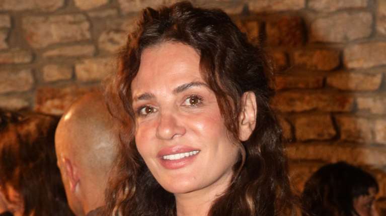 Η Δήμητρα Ματσούκα γυμνή στη Νέα Υόρκη - Το κλικ στη τζαμαρία