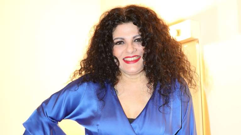 Η Τάνια Τρύπη ποζάρει με την κούκλα κόρη της, Τζένη Καζάκου - Σαν φιλενάδες [εικόνα]