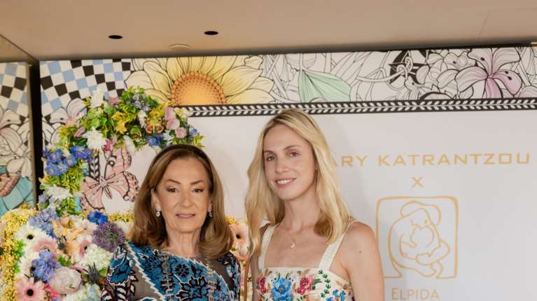 Εμιλυ Βαφειά: Η σύζυγος του εφοπλιστή Χάρη Βαφειά, λαμπερή με φλοράλ δημιουργία σε εκδήλωση [εικόνες]