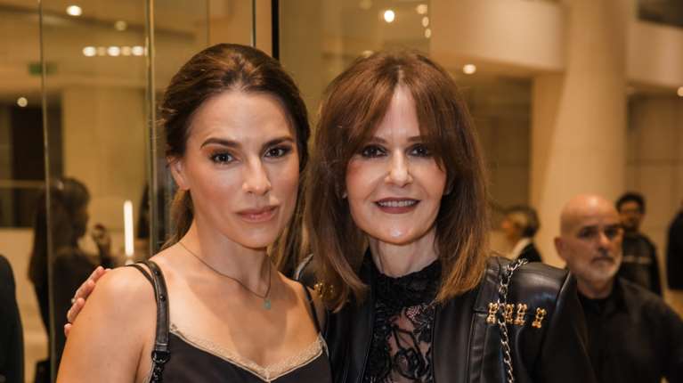 Κάτια Δανδουλάκη: Η μεγάλη κυρία του θεάτρου σε μία super stylish εμφάνιση - Συνδύασε τη διαφάνεια με το βελούδο