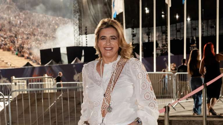 Η Χριστιάννα Β. Βαρδινογιάννη με total white σύνολο στη συναυλία της Άννας Βίσση