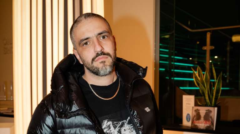 Ο ΛΕΞ σε κινηματογραφική πρεμιέρα - Η σπάνια δημόσια εμφάνιση του Έλληνα ράπερ που γεμίζει στάδια