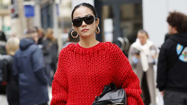 Κόκκινο πουλόβερ: 14 λουκ που θα σε πείσουν να το προσθέσεις στην γκαρνταρόμπα σου