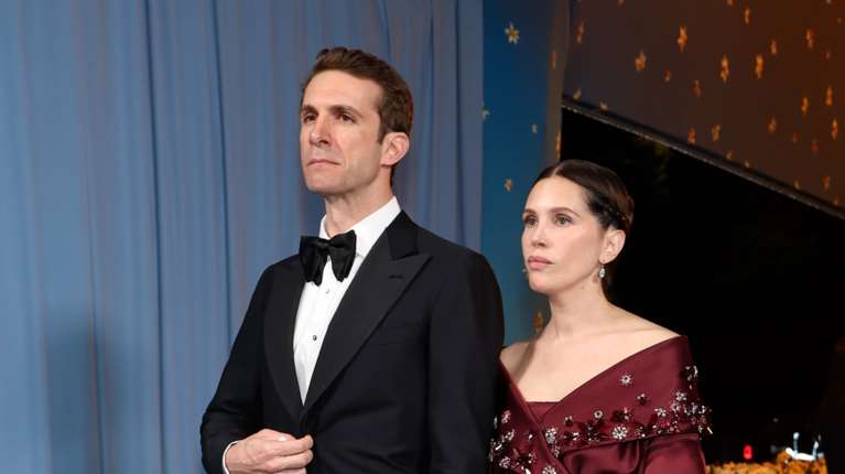 Σταύρος Νιάρχος - Ντάσα Ζούκοβα: Σπάνια εμφάνιση με τα δύο παιδιά τους - Λαμπεροί στο κόκκινο χαλί [εικόνες]