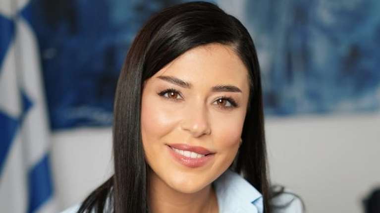 &quot;Άχου και δεν μας νοιάζει&quot;: Η Αφροδίτη Λατινοπούλου απαντά ειρωνικά στον Ιάσονα Αποστολόπουλο [βίντεο]