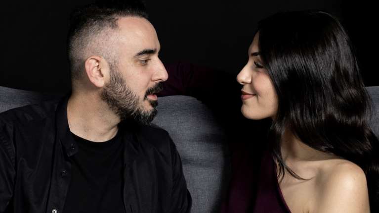 "THE LOOP": Μια σύγχρονη ντραμεντί για τις λούπες που μας κρατούν και εκείνες που μας απελευθερώνουν