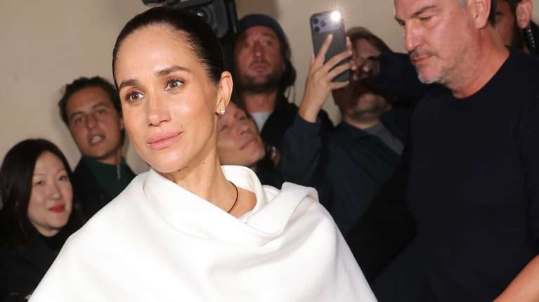 Εμφάνιση-έκπληξη της Μέγκαν Μαρκλ στην Εβδομάδα Μόδας του Παρισιού: Με δύο minimal chic looks - Τράβηξε όλα τα βλέμματα