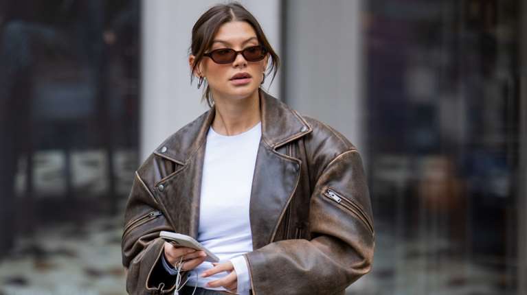 Πώς φοράνε σήμερα το δερμάτινο τζάκετ τα stylish it-girls