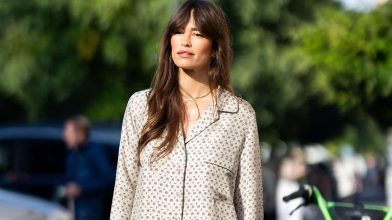 Αυτό το σατέν παντελόνι των 16 ευρώ μοιάζει έξτρα "πολυτελές"