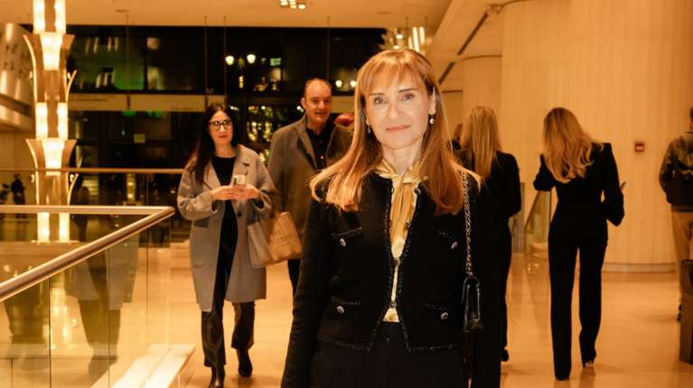 Μάρα Ζαχαρέα: Κομψή στο χριστουγεννιάτικο bazaar του &quot;ΕΛΠΙΔΑ&quot;