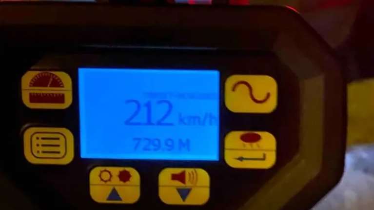 Χειροπέδες σε 55χρονο που έτρεχε με 212 χλμ/ώρα στην Περιφερειακή Υμηττού - Στο αυτοκίνητο και τα δύο ανήλικα παιδιά του