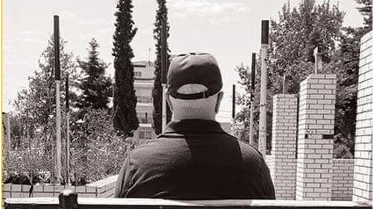 αόρατοι άνθρωποι εξώφυλλο